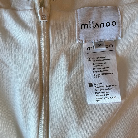 Simple white wedding dress with bateau neckline - Picture 4 of 10